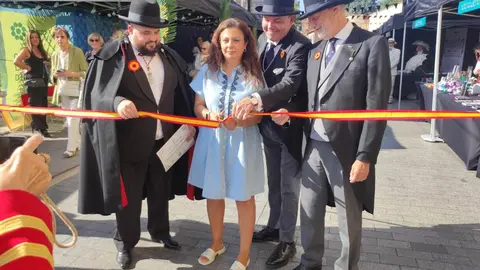 La plaza de San Marcelo se convirtió este viernes en un escenario de época para acoger la inauguración de la IV Feria Modernista de León, un evento que cada septiembre transforma el entorno de la Casa Botines Gaudí. Centenares de personas asistieron a un acto que tuvo como gran protagonista al cineasta leonés Néstor López, ganador de tres premios Goya, que fue proclamado mantenedor de esta edición. Fotos: Campillo  M.A.| García