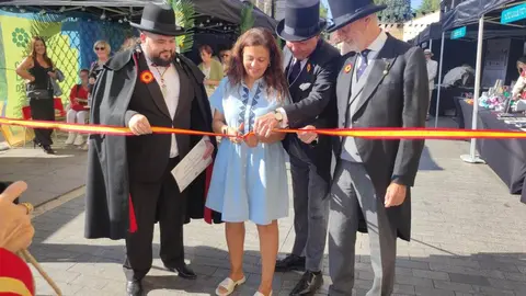 La plaza de San Marcelo se convirtió este viernes en un escenario de época para acoger la inauguración de la IV Feria Modernista de León, un evento que cada septiembre transforma el entorno de la Casa Botines Gaudí. Centenares de personas asistieron a un acto que tuvo como gran protagonista al cineasta leonés Néstor López, ganador de tres premios Goya, que fue proclamado mantenedor de esta edición. Fotos: Campillo  M.A.| García