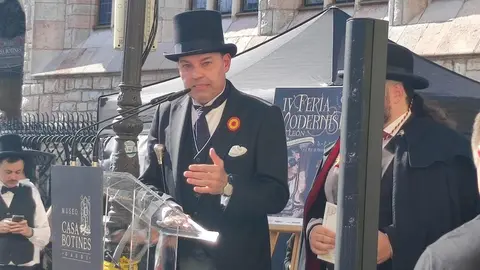 La plaza de San Marcelo se convirtió este viernes en un escenario de época para acoger la inauguración de la IV Feria Modernista de León, un evento que cada septiembre transforma el entorno de la Casa Botines Gaudí. Centenares de personas asistieron a un acto que tuvo como gran protagonista al cineasta leonés Néstor López, ganador de tres premios Goya, que fue proclamado mantenedor de esta edición. Fotos: Campillo  M.A.| García