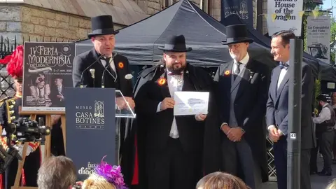 La plaza de San Marcelo se convirtió este viernes en un escenario de época para acoger la inauguración de la IV Feria Modernista de León, un evento que cada septiembre transforma el entorno de la Casa Botines Gaudí. Centenares de personas asistieron a un acto que tuvo como gran protagonista al cineasta leonés Néstor López, ganador de tres premios Goya, que fue proclamado mantenedor de esta edición. Fotos: Campillo  M.A.| García