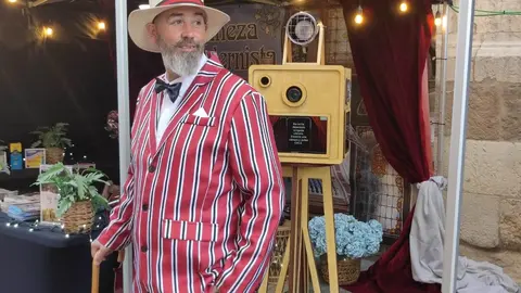 La plaza de San Marcelo se convirtió este viernes en un escenario de época para acoger la inauguración de la IV Feria Modernista de León, un evento que cada septiembre transforma el entorno de la Casa Botines Gaudí. Centenares de personas asistieron a un acto que tuvo como gran protagonista al cineasta leonés Néstor López, ganador de tres premios Goya, que fue proclamado mantenedor de esta edición. Fotos: Campillo  M.A.| García