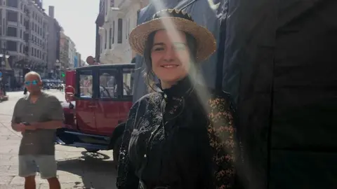 La plaza de San Marcelo se convirtió este viernes en un escenario de época para acoger la inauguración de la IV Feria Modernista de León, un evento que cada septiembre transforma el entorno de la Casa Botines Gaudí. Centenares de personas asistieron a un acto que tuvo como gran protagonista al cineasta leonés Néstor López, ganador de tres premios Goya, que fue proclamado mantenedor de esta edición. Fotos: Campillo  M.A.| García