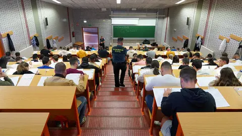 La capital leonesa acoge pruebas de conocimientos teóricos y psicotécnicos de acceso a la Guardia Civil. Foto: Campillo.