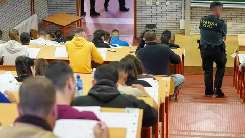 La capital leonesa acoge pruebas de conocimientos teóricos y psicotécnicos de acceso a la Guardia Civil. Foto: Campillo.