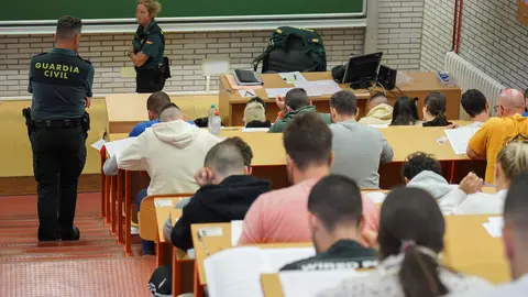 La capital leonesa acoge pruebas de conocimientos teóricos y psicotécnicos de acceso a la Guardia Civil. Foto: Campillo.