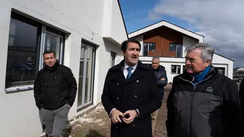 El consejero de Medio Ambiente, Vivienda y Ordenación del Territorio, Juan Carlos Suárez-Quiñones, durante su visita a las obras de la promoción de 32 Viviendas de Protección Oficial en Posada del Bierzo (León). Foto: César Sánchez.