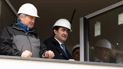 El consejero de Medio Ambiente, Vivienda y Ordenación del Territorio, Juan Carlos Suárez-Quiñones, durante su visita a las obras de la promoción de 32 Viviendas de Protección Oficial en Posada del Bierzo (León). Foto: César Sánchez.