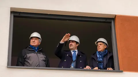 El consejero de Medio Ambiente, Vivienda y Ordenación del Territorio, Juan Carlos Suárez-Quiñones, durante su visita a las obras de la promoción de 32 Viviendas de Protección Oficial en Posada del Bierzo (León)
