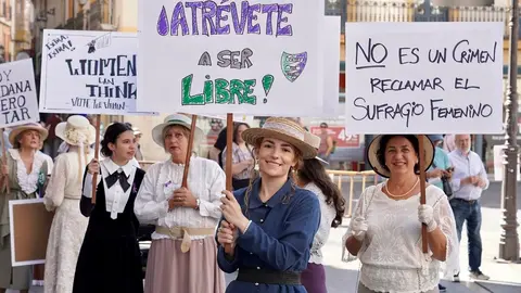Recreación de una manifestación sufragista dentro del programa de actos de la IV Feria Modernista de León. Foto: Campillo.