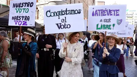 Recreación de una manifestación sufragista dentro del programa de actos de la IV Feria Modernista de León. Foto: Campillo.