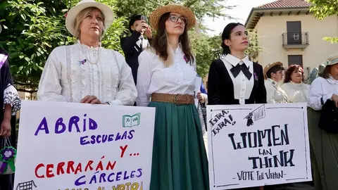 Recreación de una manifestación sufragista dentro del programa de actos de la IV Feria Modernista de León. Foto: Campillo.