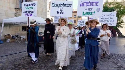 Recreación de una manifestación sufragista dentro del programa de actos de la IV Feria Modernista de León. Foto: Campillo.