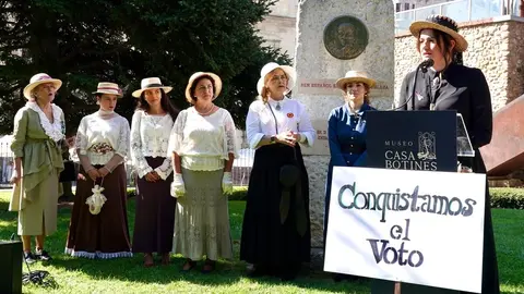 Recreación de una manifestación sufragista dentro del programa de actos de la IV Feria Modernista de León. Foto: Campillo.
