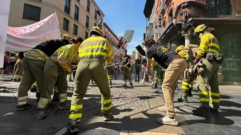 León se vuelca con sus brigadistas forestales en una marcha que reclama