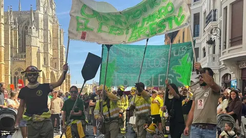 León se vuelca con sus brigadistas forestales en una marcha que reclama