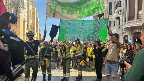 León se vuelca con sus brigadistas forestales en una marcha que reclama