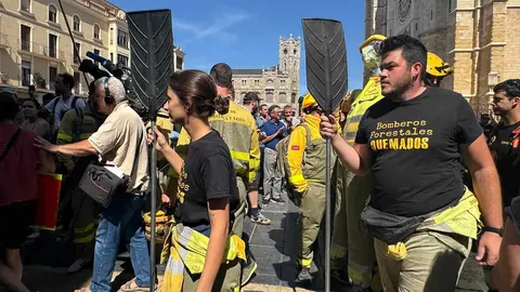 León se vuelca con sus brigadistas forestales en una marcha que reclama