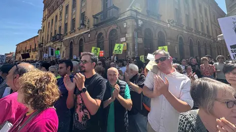 León se vuelca con sus brigadistas forestales en una marcha que reclama