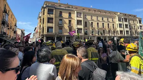 León se vuelca con sus brigadistas forestales en una marcha que reclama