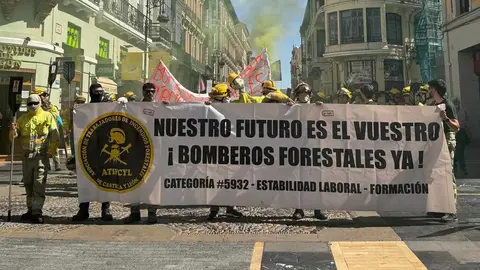 León se vuelca con sus brigadistas forestales en una marcha que reclama