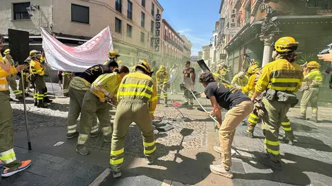 León se vuelca con sus brigadistas forestales en una marcha que reclama