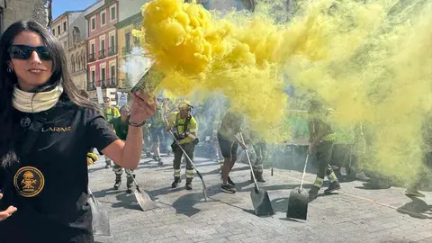 León se vuelca con sus brigadistas forestales en una marcha que reclama