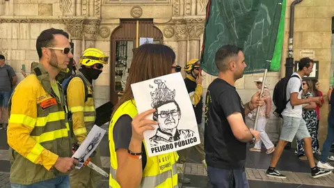 León se vuelca con sus brigadistas forestales en una marcha que reclama