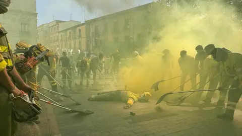 León se vuelca con sus brigadistas forestales en una marcha que reclama
