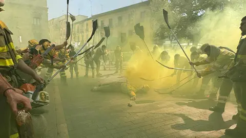 León se vuelca con sus brigadistas forestales en una marcha que reclama