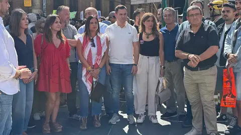 León se vuelca con sus brigadistas forestales en una marcha que reclama