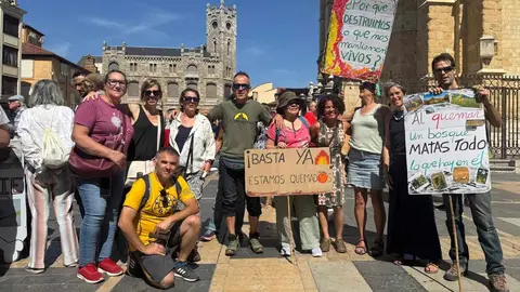 León se vuelca con sus brigadistas forestales en una marcha que reclama