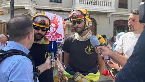 León se vuelca con sus brigadistas forestales en una marcha que reclama