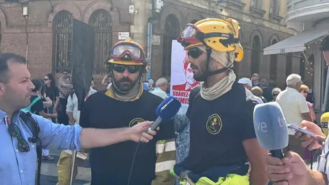 León se vuelca con sus brigadistas forestales en una marcha que reclama
