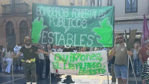 León se vuelca con sus brigadistas forestales en una marcha que reclama