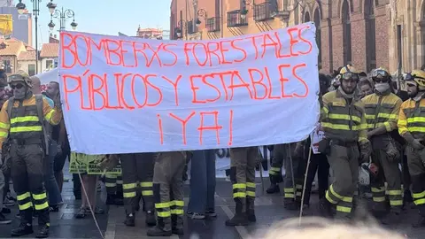 León se vuelca con sus brigadistas forestales en una marcha que reclama