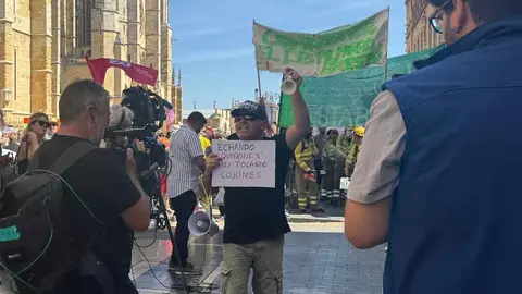 León se vuelca con sus brigadistas forestales en una marcha que reclama