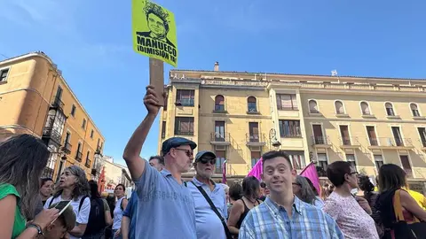 León se vuelca con sus brigadistas forestales en una marcha que reclama