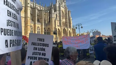 León se vuelca con sus brigadistas forestales en una marcha que reclama