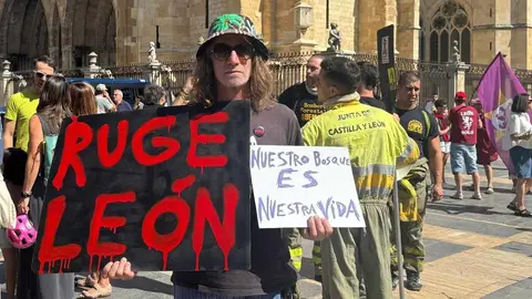 León se vuelca con sus brigadistas forestales en una marcha que reclama