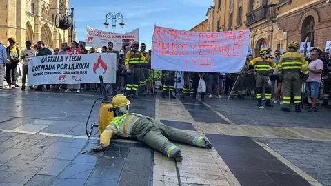 León se vuelca con sus brigadistas forestales en una marcha que reclama