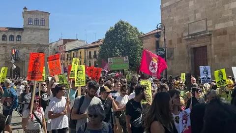 León se vuelca con sus brigadistas forestales en una marcha que reclama