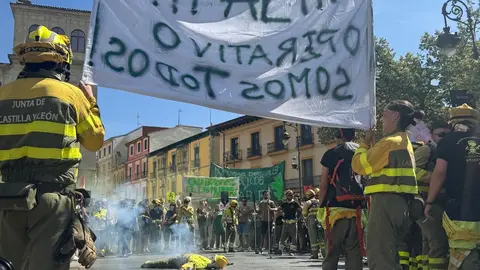 León se vuelca con sus brigadistas forestales en una marcha que reclama