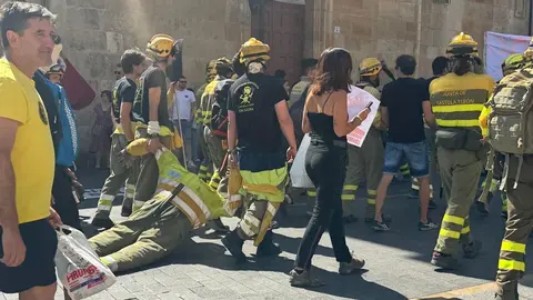 León se vuelca con sus brigadistas forestales en una marcha que reclama