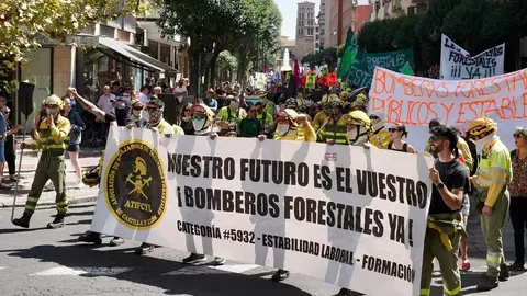 León se vuelca con sus brigadistas forestales en una marcha que reclama