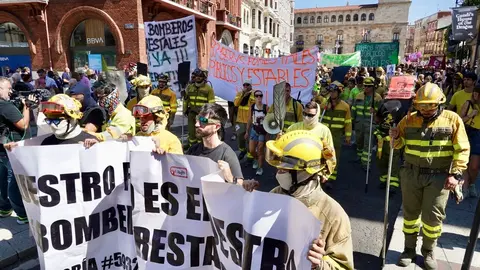 León se vuelca con sus brigadistas forestales en una marcha que reclama