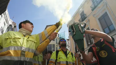 León se vuelca con sus brigadistas forestales en una marcha que reclama
