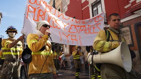 León se vuelca con sus brigadistas forestales en una marcha que reclama