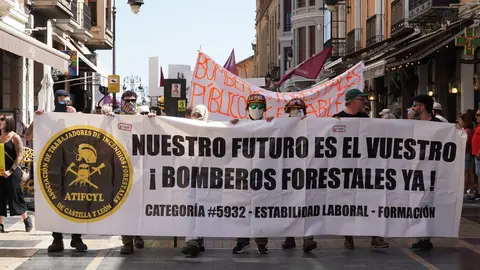 León se vuelca con sus brigadistas forestales en una marcha que reclama