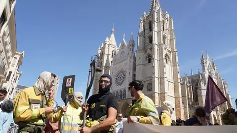 León se vuelca con sus brigadistas forestales en una marcha que reclama