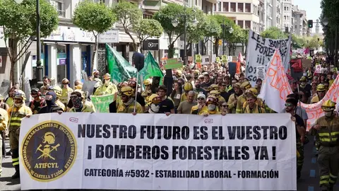 León se vuelca con sus brigadistas forestales en una marcha que reclama